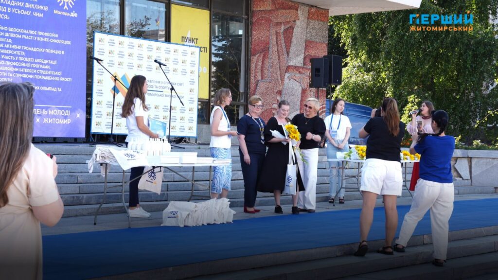 Нагородження активної молоді під час Дня молоді