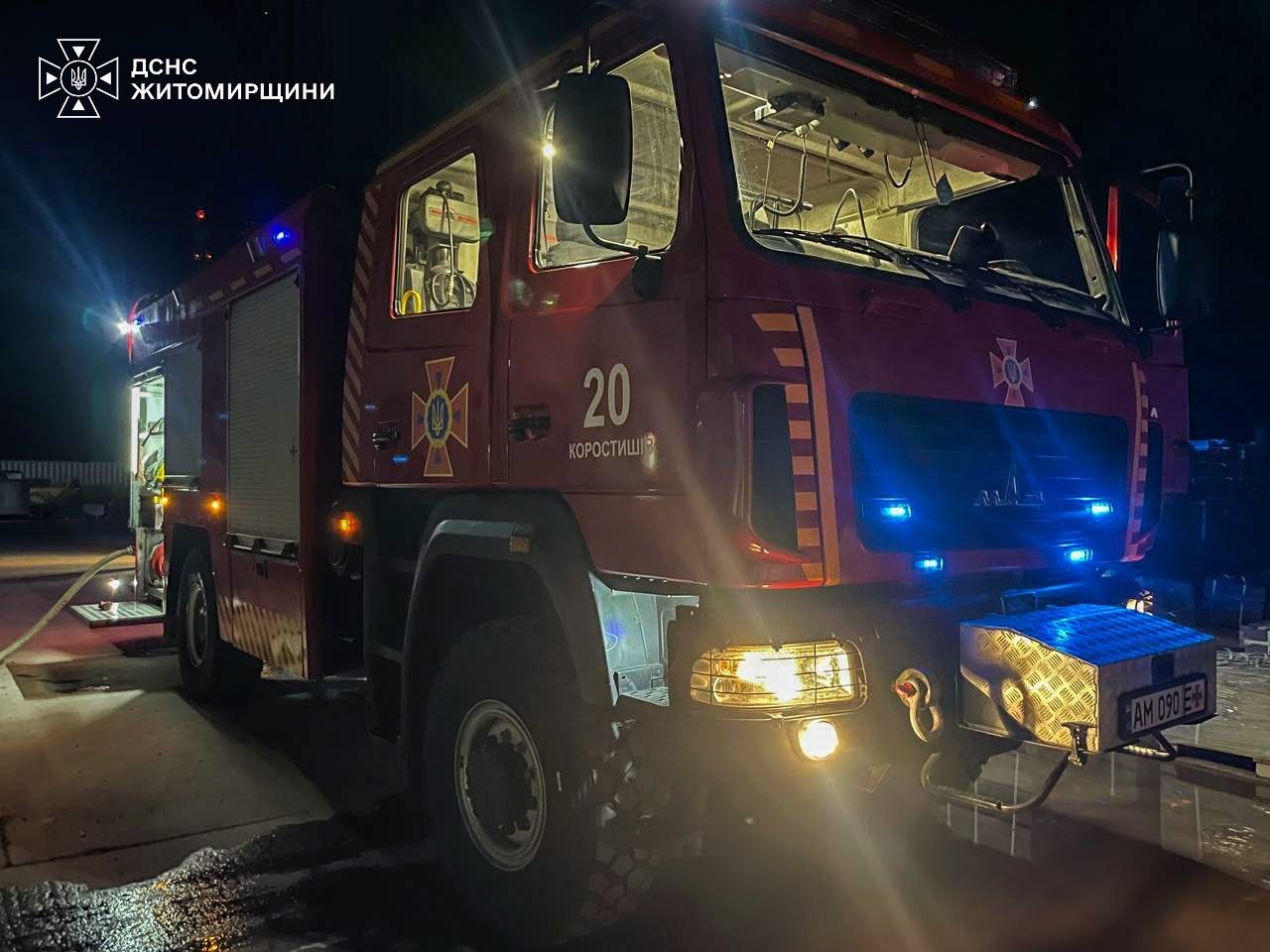 Робота рятувальників ДСНС у задимленому приміщенні