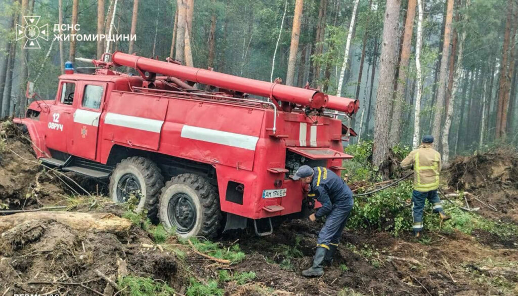 Понад пів сотні людей ліквідовують пожежу на Коростенщині