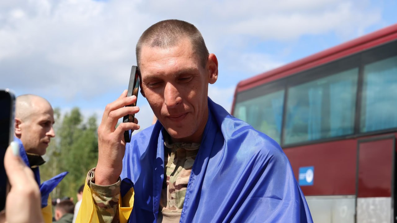 Зустріч визволених з полону військових