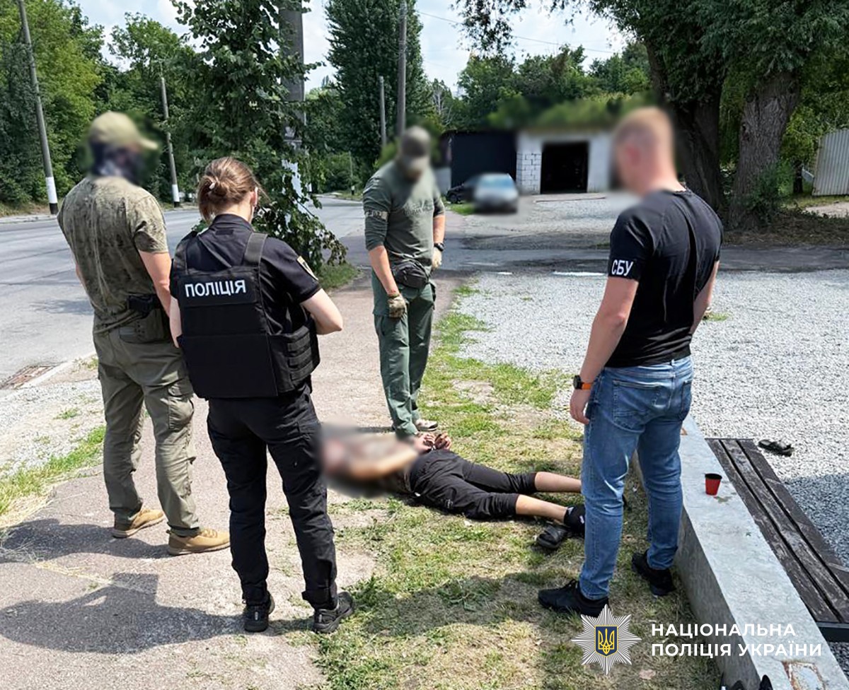 Гранати та боєприпаси на капоті авто