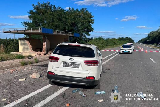 Водій кросовера протаранив зупинку на Звягельщині дтп біля Дідовичів