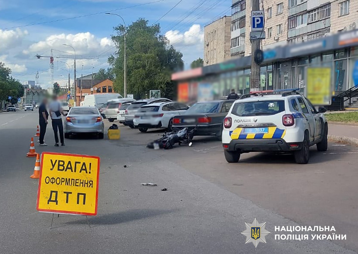 Місце зіткнення автомобіля та мотоцикла у Житомирі