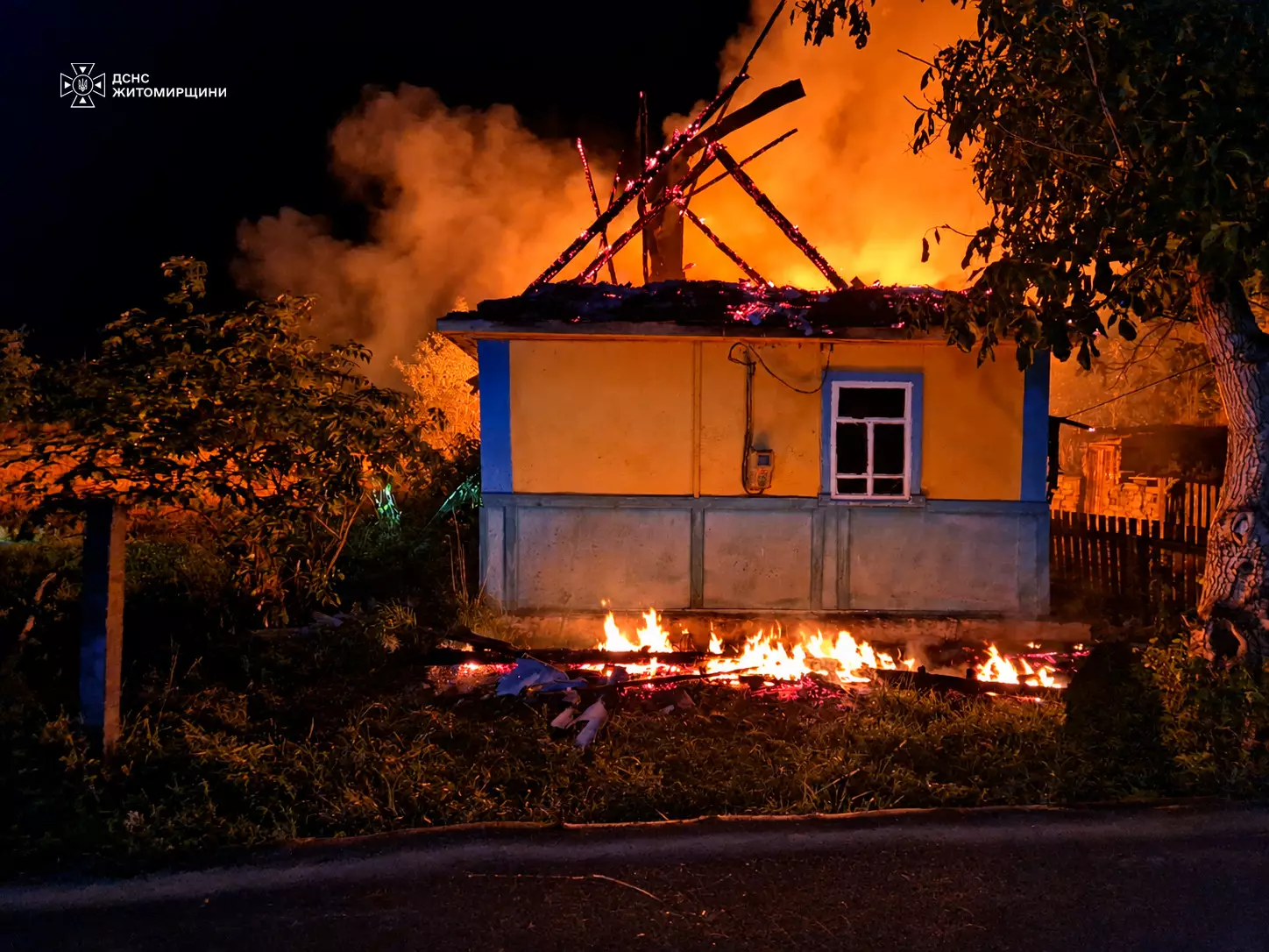 Рятувальники ліквідовують наслідки пожежі на Житомирщині