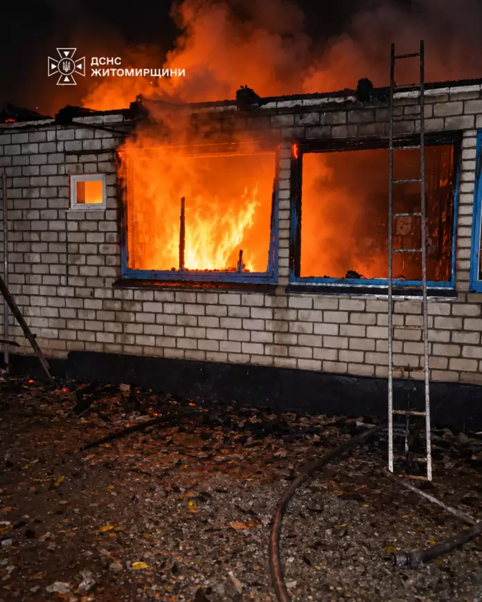 Рятувальники ДСНС ліквідують наслідки нічної пожежі