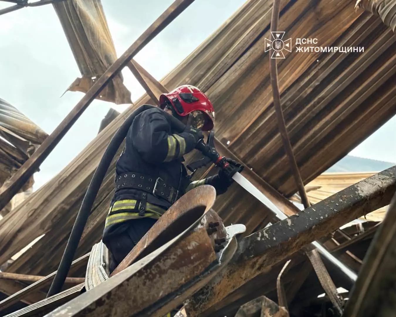 Рятувальники ДСНС ліквідовують наслідки обстрілу Житомирщини