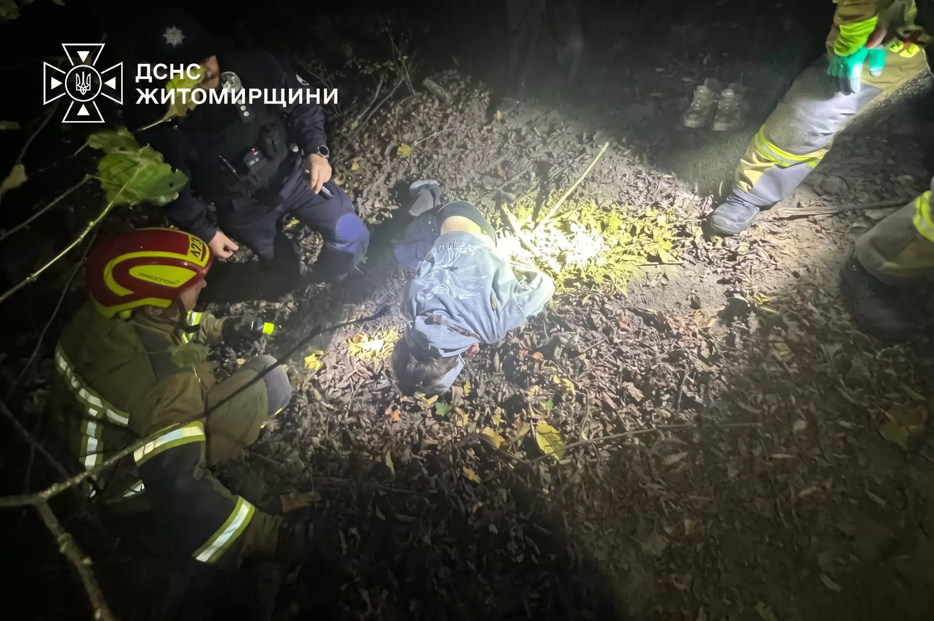 Рятувальники ДСНС надають допомогу юнаку на крутосхилі