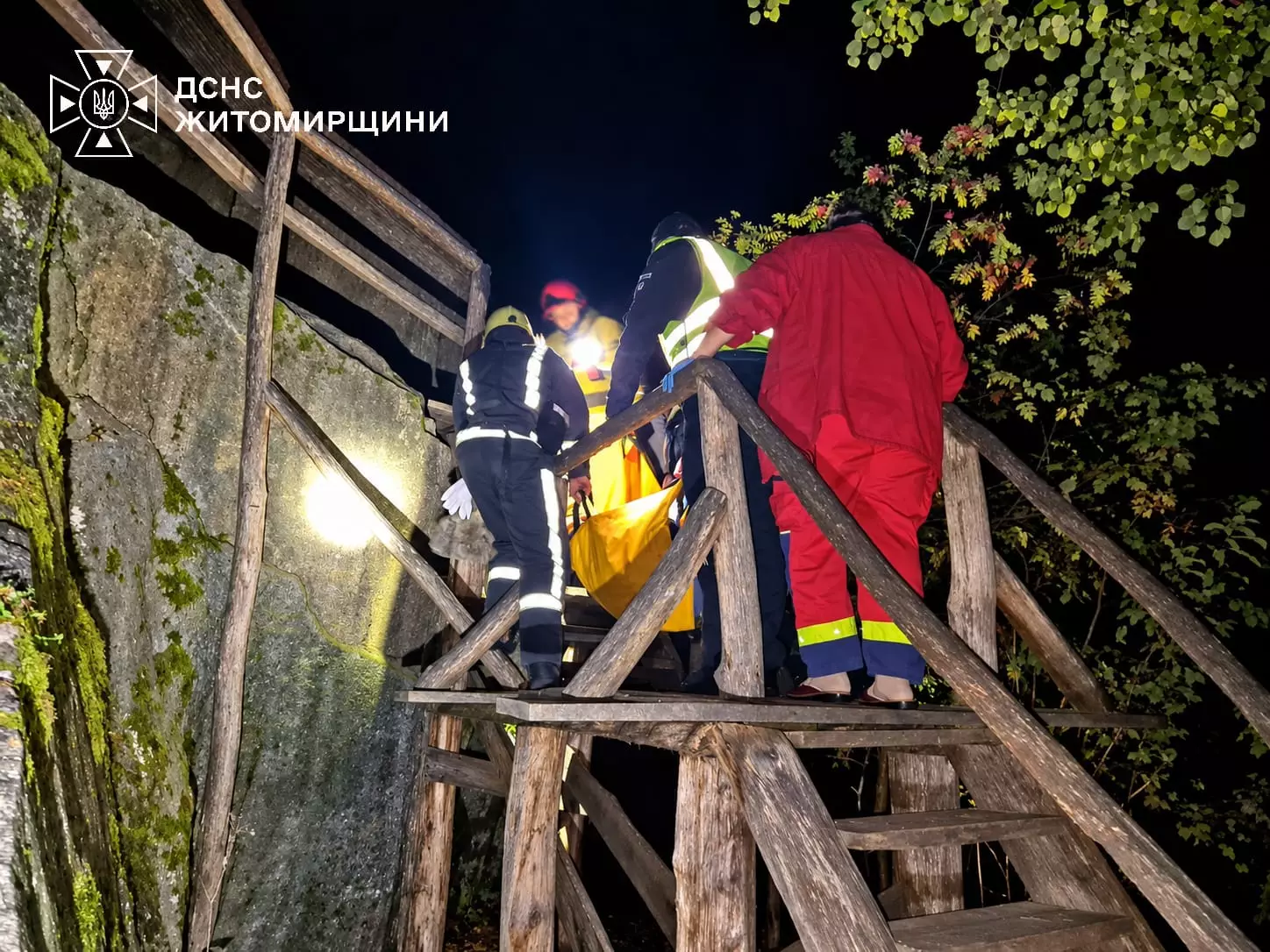 Спуск фахівців ДСНС до потерпілої на дно каньйону