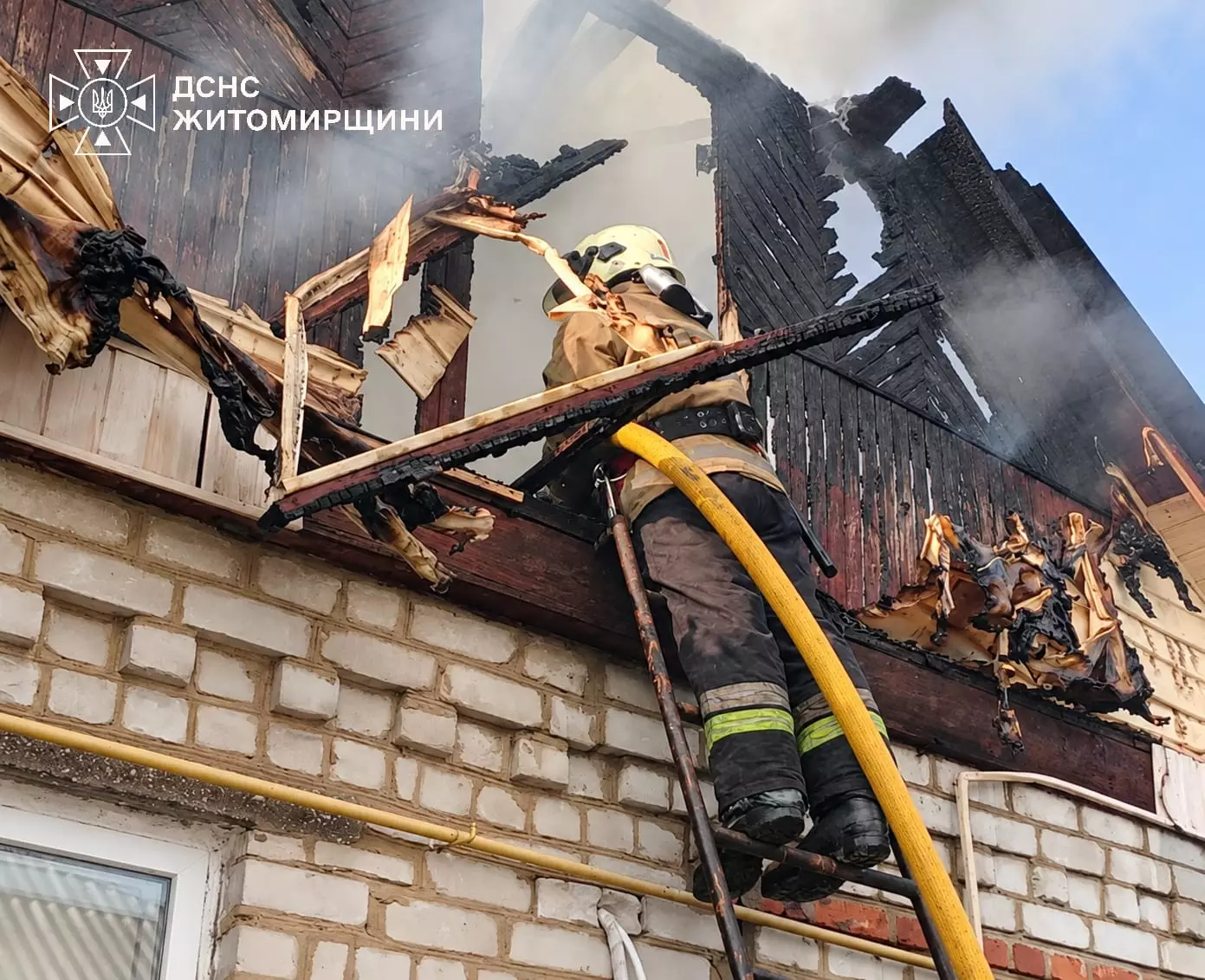 Робота рятувальників ДСНС під час гасіння даху