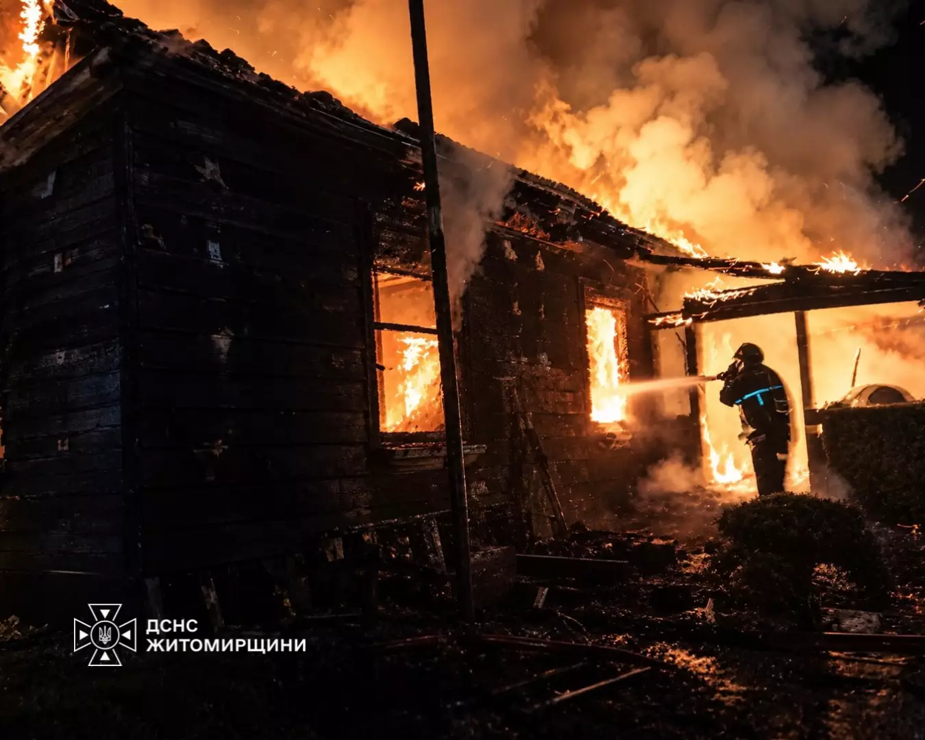 Гасіння пожежі у двоповерховій будівлі на Житомирщині
