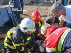 Чоловіка на ношах витягали з-під мотоблока у селі Дівочки мотоблок порятунок
