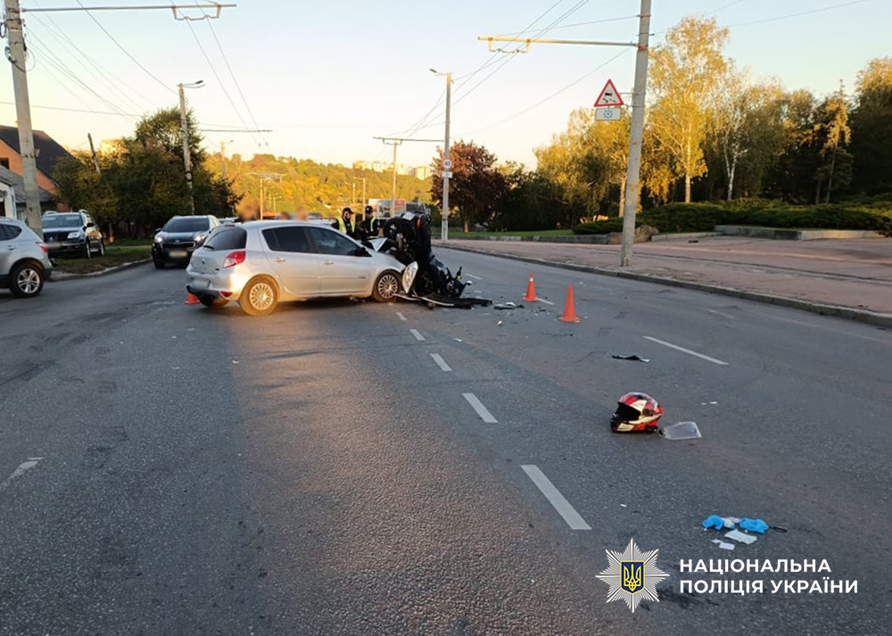 Пошкоджений мотоцикл після аварії на Чуднівській