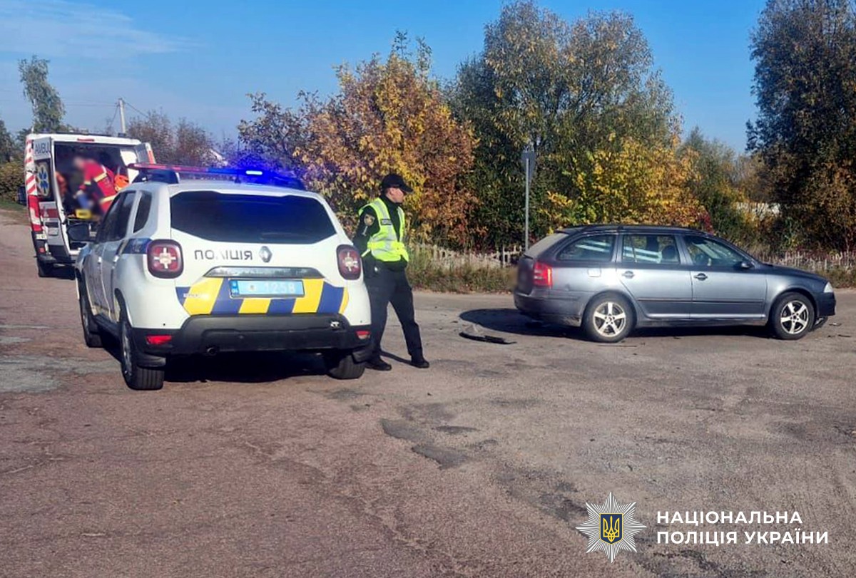 ДТП у Хорошеві за участю автомобіля Skoda та мотоцикла